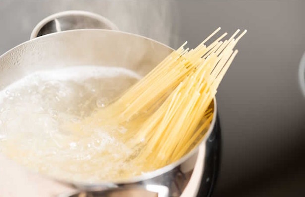 spaghetti-in-pentola-bolle
